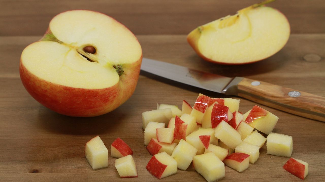 Keep Apples Fresh And Bright: Kitchen Hacks To Prevent Browning Naturally