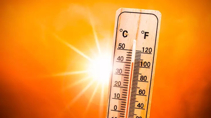 Srinagar Sizzles: Hottest April Day in 80 Years Leaves Valley Reeling