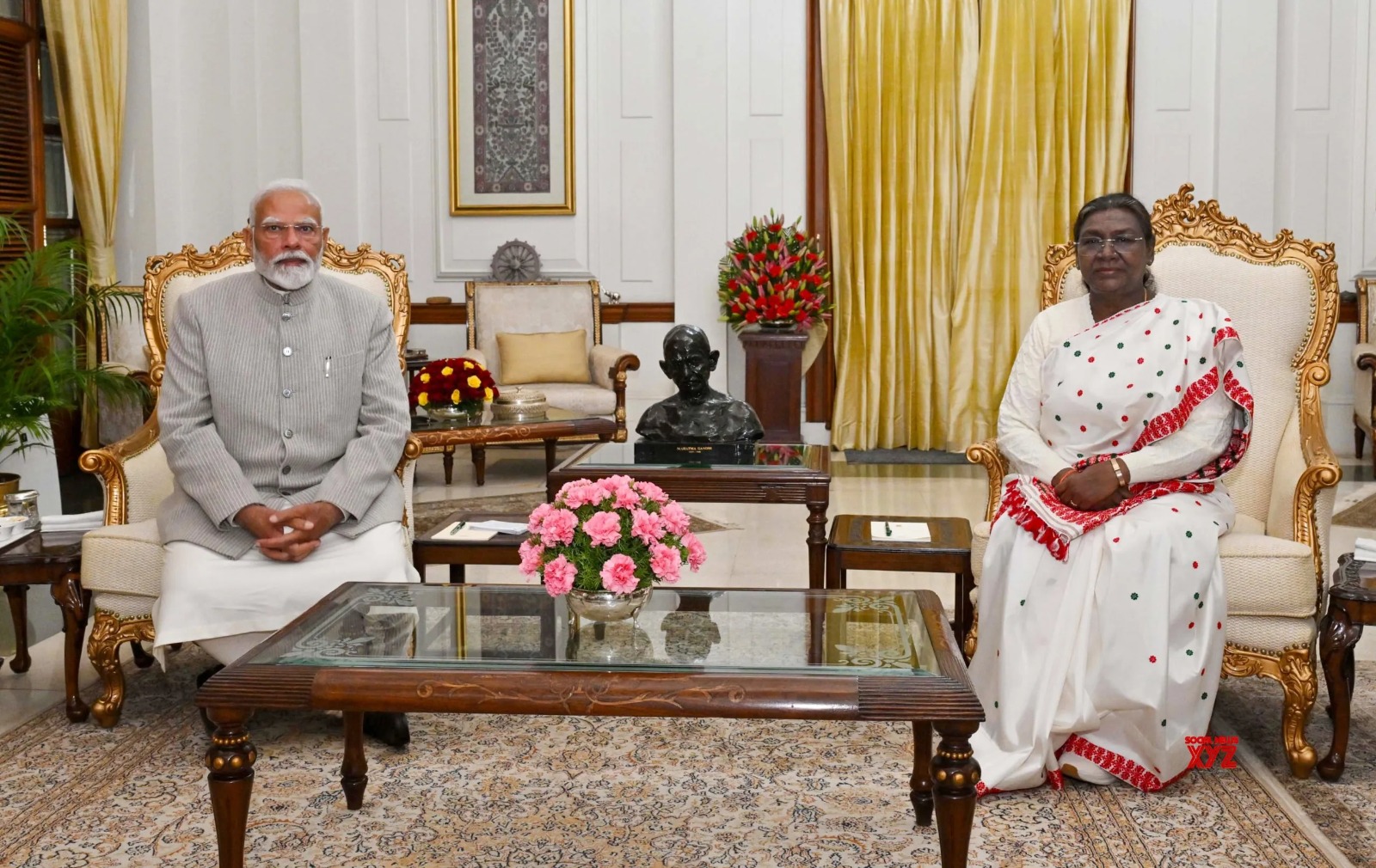 PM Modi Meets with President Murmu at Rashtrapati Bhavan