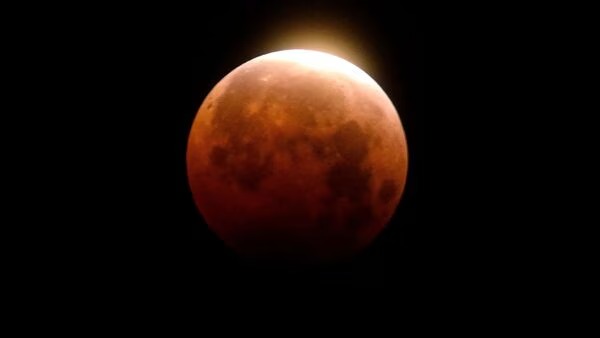 Nature's Light Show: The Total Lunar Eclipse Unfolds