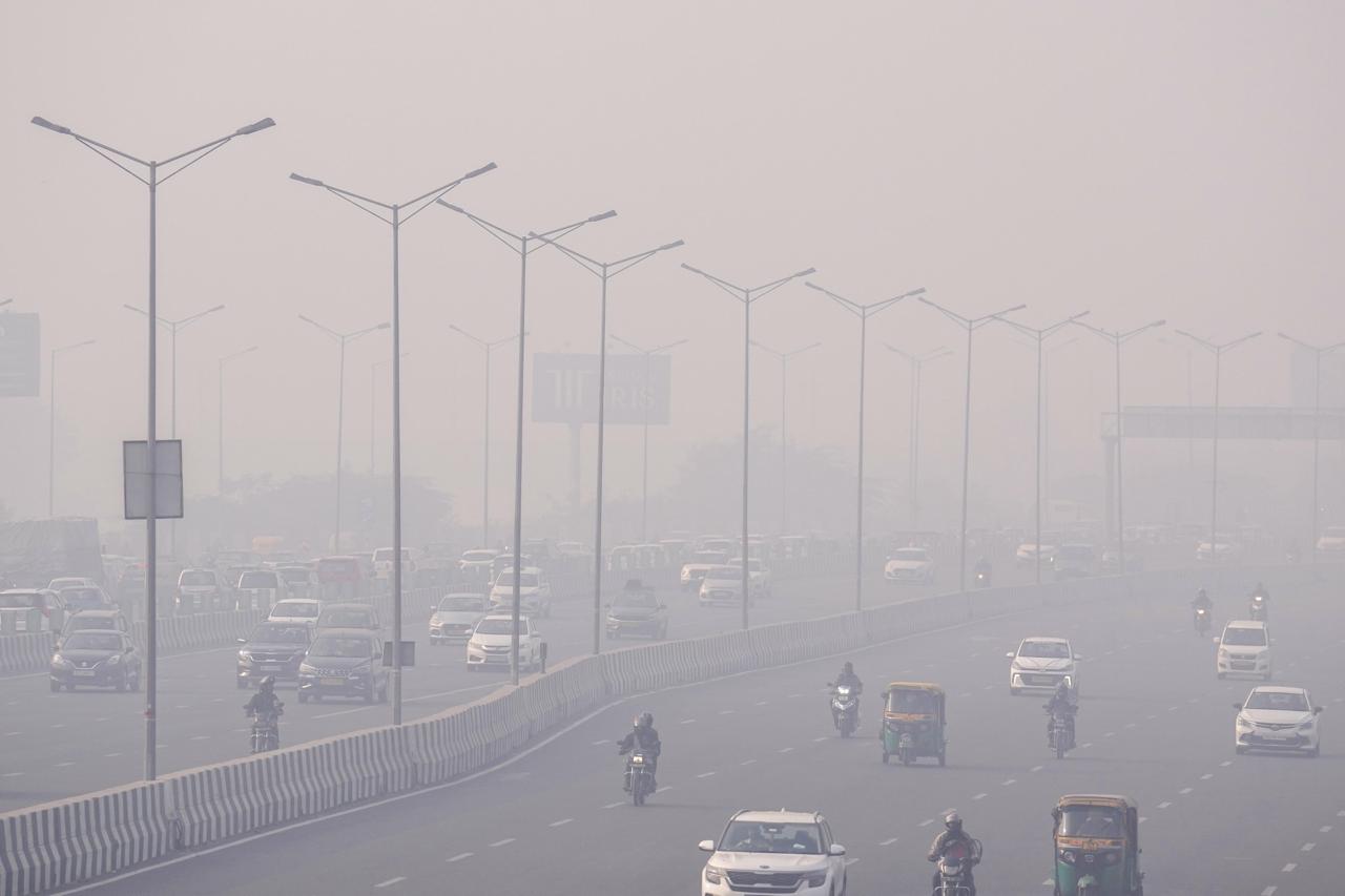 Delhi Chokes Under Fog and Smog: Air Quality Nears ‘Severe’ as Cold Wave Intensifies