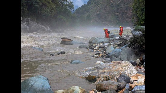 Nature’s Wrath Unleashed: Himachal Faces Heavy Rains, Communities Cut Off Amid Landslides