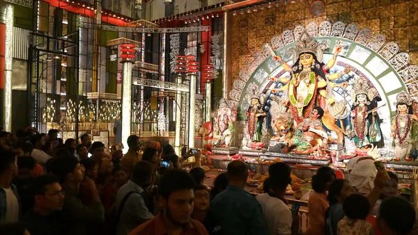 Racing the Rain: Devotees Flock to Durga Puja Pandals in Morning Surge
