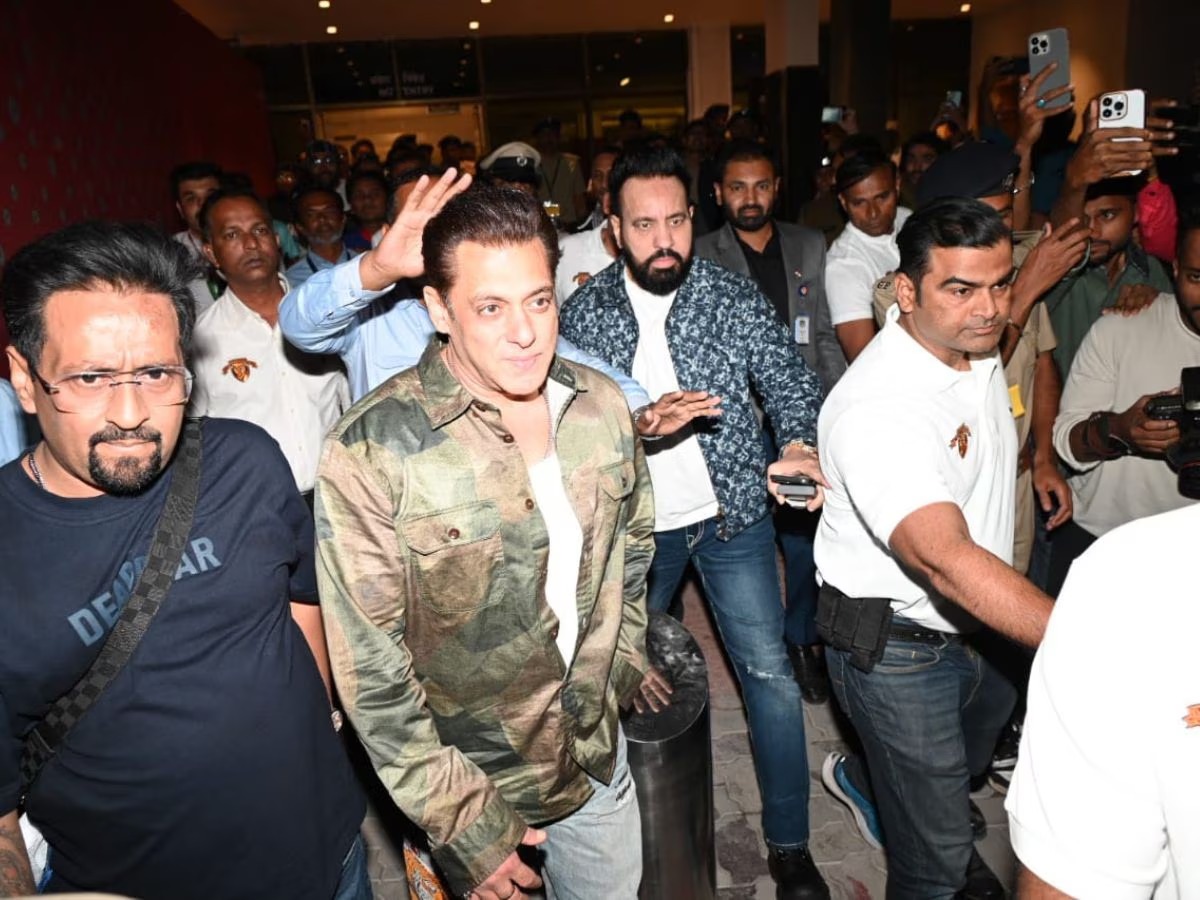 Starry Arrival: Salman Khan Greets Fans Warmly As Jamnagar Welcomes The New Year
