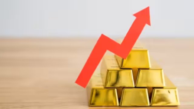 Dollar Dips, Gold Glows: Tariff Turmoil Reshapes Global Markets