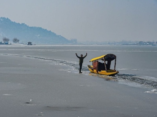 Frozen Paradise: Tourists Brave Icy Dal Lake for Unforgettable Shikara Rides