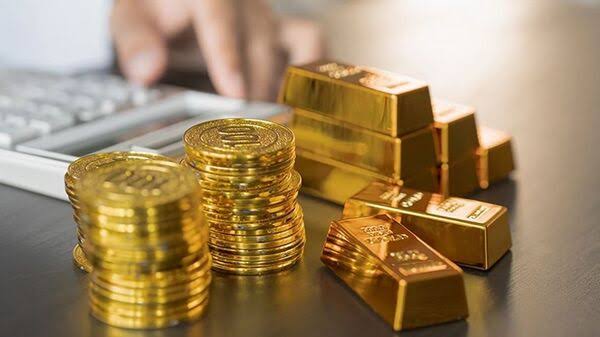Gold, Silver Prices Dip as Middle East Tensions Fuel Rate Hike Fears
