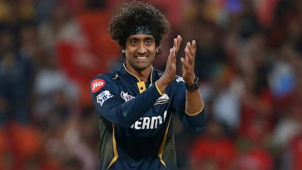 RCB Struggles Against Opposition Bowling, Reaches 105/6 in 15 Overs