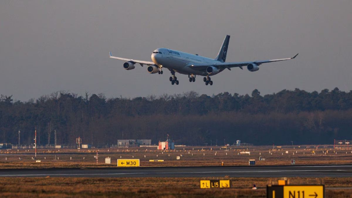 IndiGo Resumes Limited Flights Amid Gulf Disruptions; Emirates, Etihad & Qatar Suspend Services