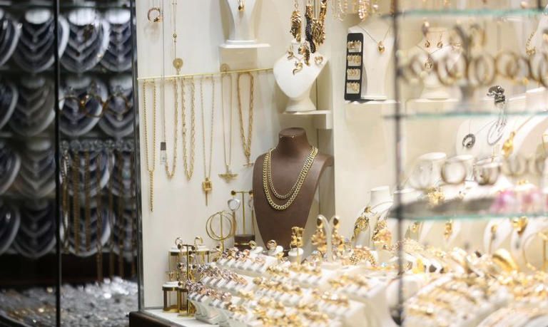 Gold Tumbles 2% as Trade Winds Shift: Dollar Rises, Safe-Haven Demand Cools