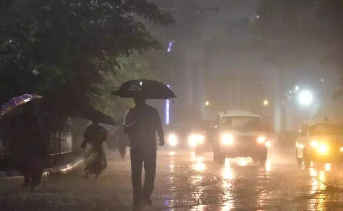 Clouds Take Centre Stage: Kolkata Braces for Thunder, Lightning & a Downpour Drama