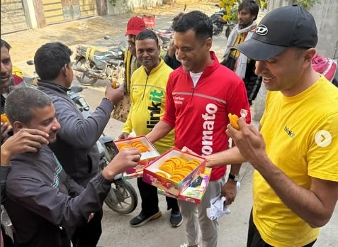Zomato CEO Deepinder Goyal Celebrates Holi with Delivery Partners