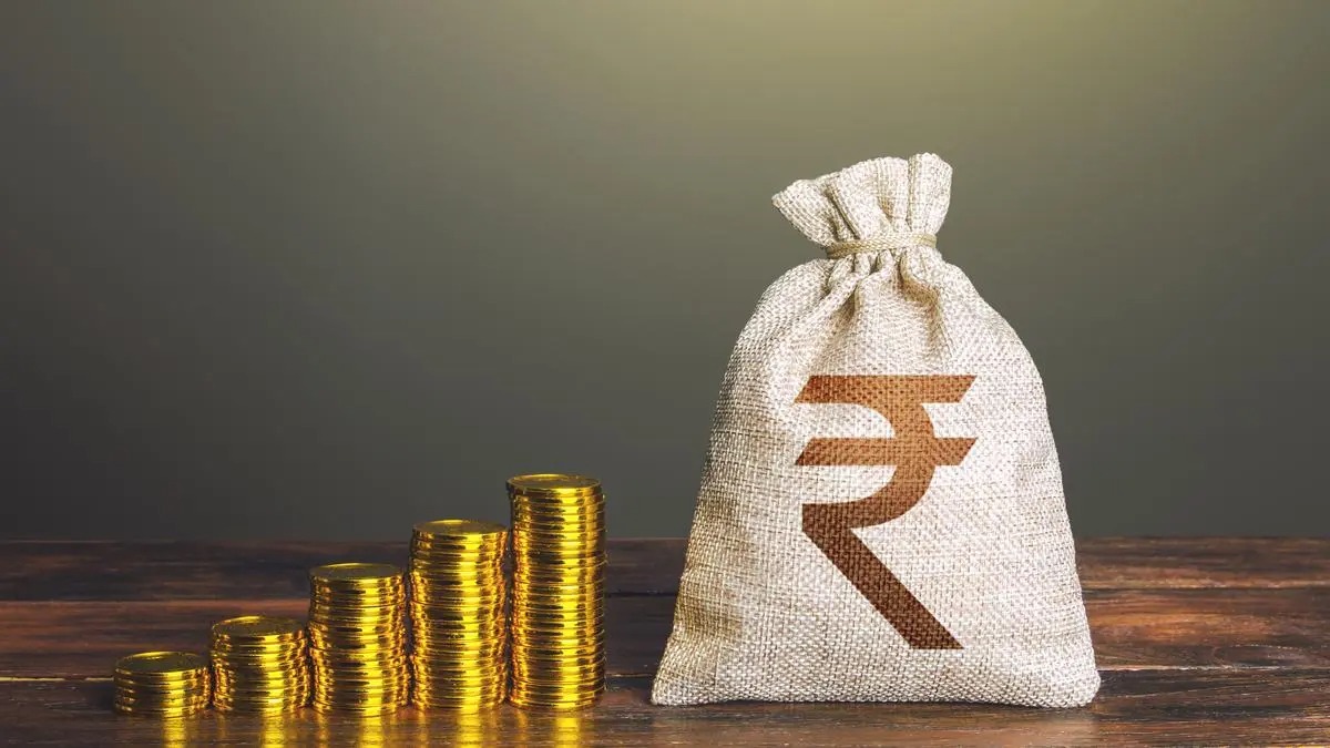 Rupee Weakens Against Dollar, NIFTY 50 Ends Lower Amid Market Volatility