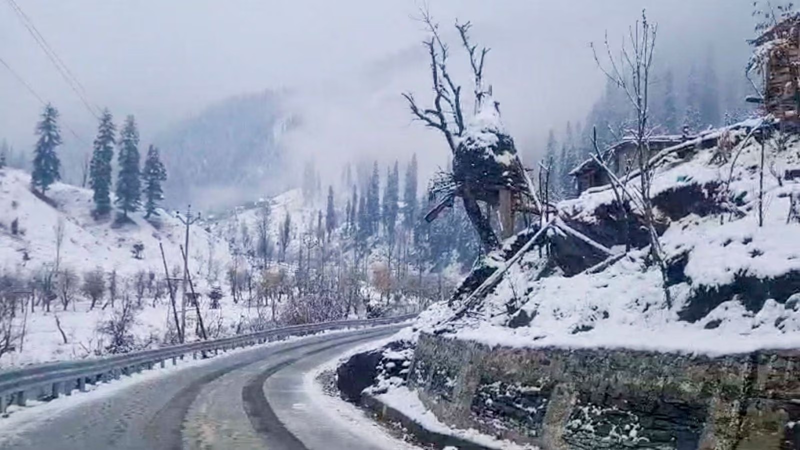 IMD Warns of Dense Fog and Snowfall Impacting Travel in North India