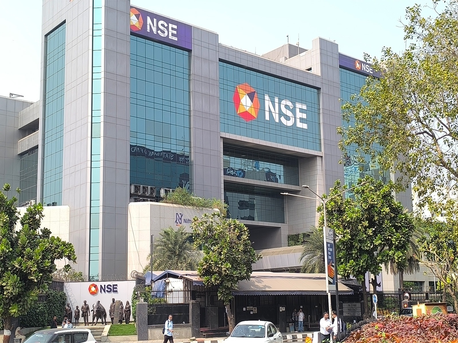 Nifty 50 Closes Marginally Higher as IT Stocks Offset Market Volatility