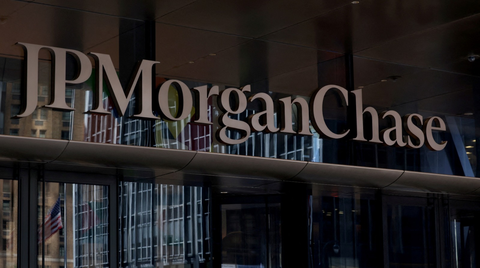 JPMorgan’s Quarterly Profit Falls on One-Time Apple Card Deal Charge