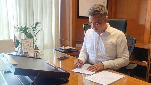 Too Much Time on WhatsApp, Too Little on Work”: Rajasthan IAS Officer’s Candid Take on Bureaucratic Work Culture