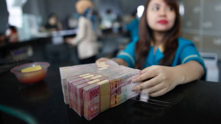 Philippine Peso Faces Stormy Seas: Bearish Bets Hit Year-Long Peak