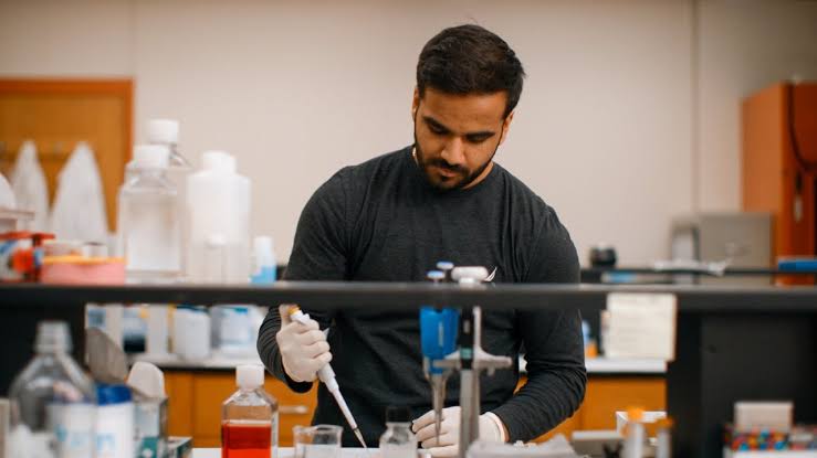 Sunny Side Up: How Makwana Became the Brightest Star in VCU’s Pharmacy Class of 2025