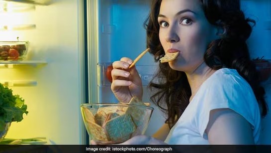 Scroll Less, Snack Wise: Daily Diet Tweaks for a Calm and Clear Mind