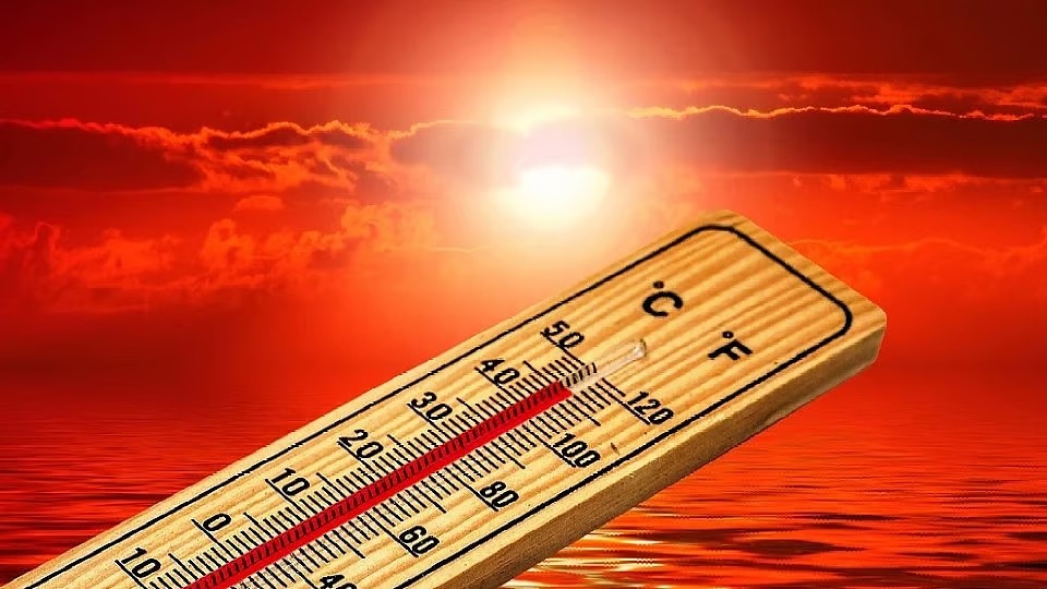 Mumbai Sizzles: Unseasonal Heatwave Grips City as Mercury Soars to 36.7°C