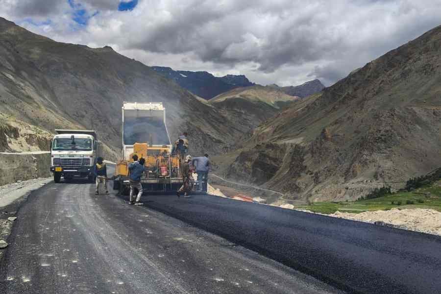 BRO Sets New Record with World’s Highest Motorable Road at 19,400 ft in Ladakh