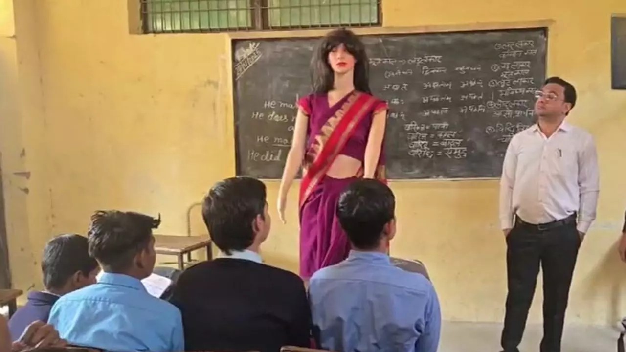 Teen’s DIY AI Teacher “Sophie” Goes Viral — Sparks Nationwide Buzz Over Robot Classrooms