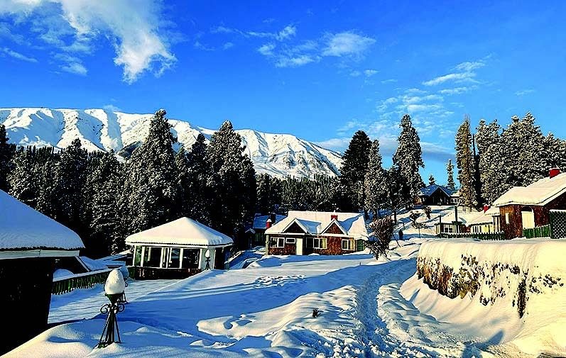 Kashmir Valley Greets New Snowfall, Breaking Lull of Dry Weather