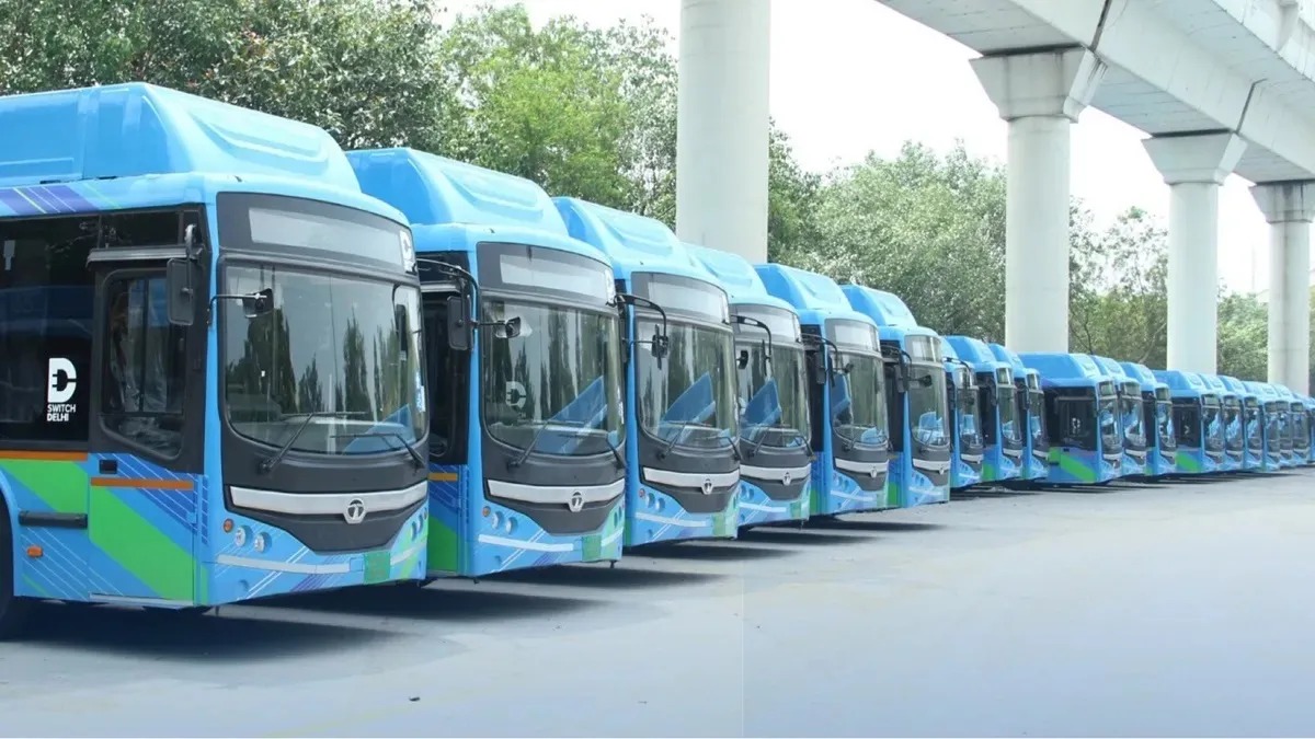 Green Wheels Rolling: Rekha Gupta Flags Off Delhi’s Latest E-Bus Brigade