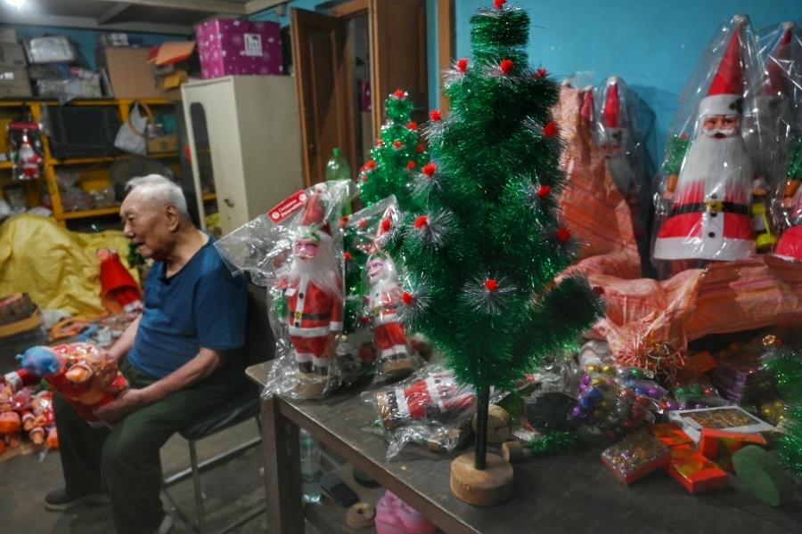 Kolkata's 94-Year-Old Santa Whisperer: CH Chang Crafts Christmas Magic by Hand!