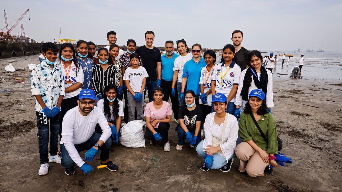 Mumbai’s Coastal Heroes: 400 Volunteers Clear 2,000 Kg Plastic from Juhu Beach Ahead of Climate Week