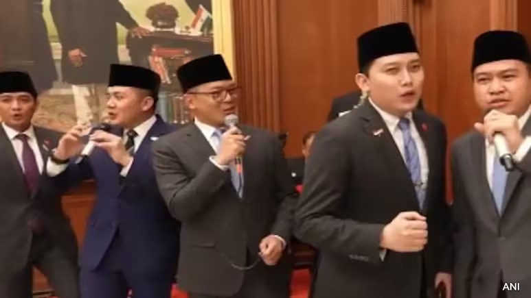 Bollywood Meets Diplomacy: Indonesian Delegation Serenades Shah Rukh Khan at President's Banquet