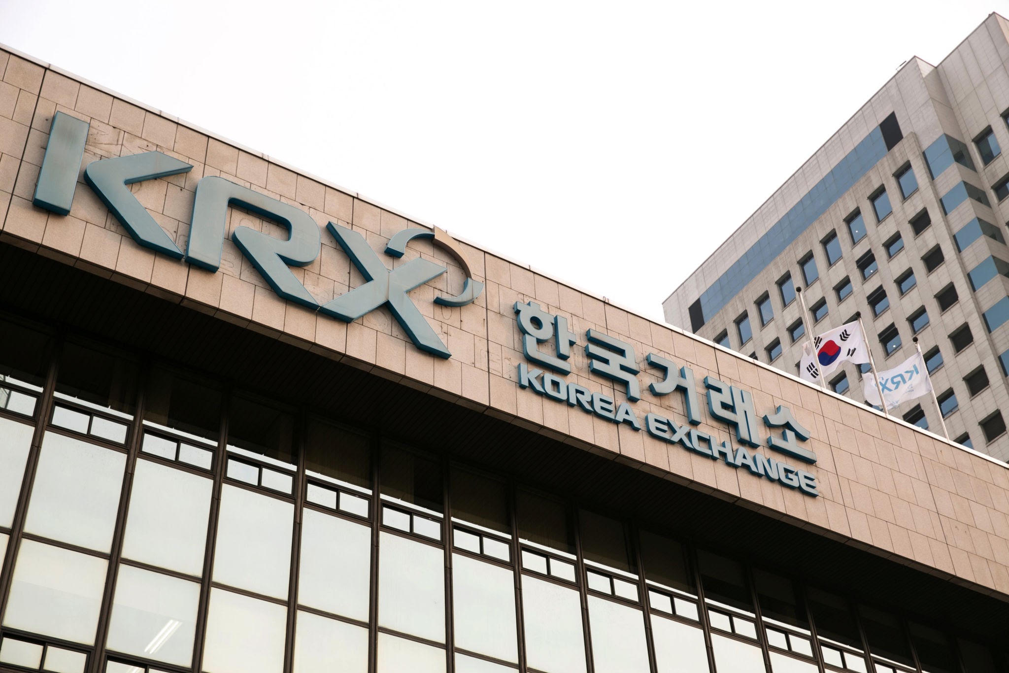 Korea Exchange Triggers Circuit Breakers on KOSPI After 8% Drop