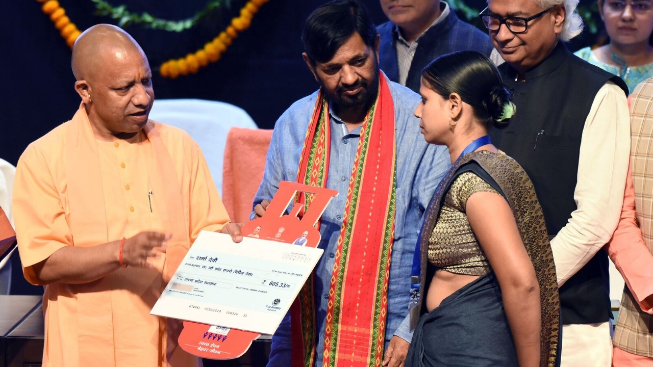 Uttar Pradesh CM Hands Over ₹1,890 Crore Gas Subsidy Under Ujjwala Yojana