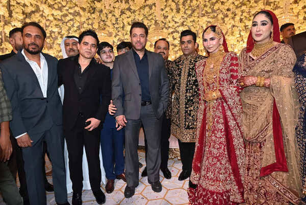 Star Power Unleashed: Salman Khan Arrives with Family at Glamorous Mumbai Wedding