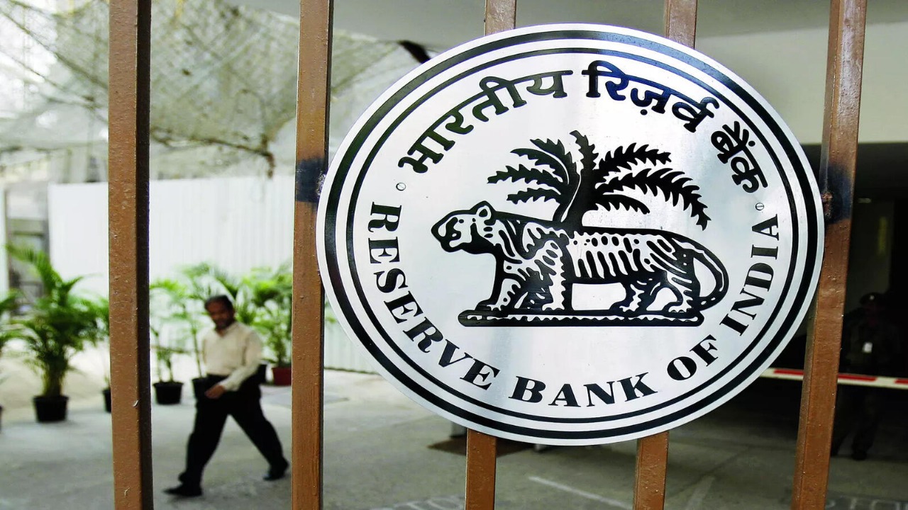 RBI’s Dollar Buys Surge to Four-Year High, Strengthening Forex Reserves