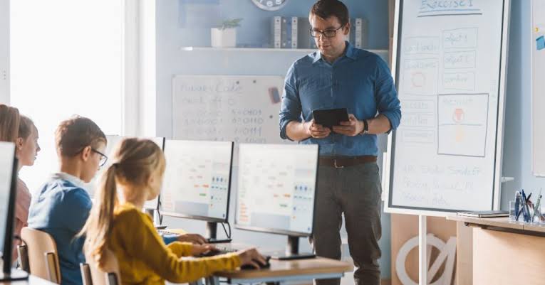 AI Revolutionizes Education: Empowering Teachers in the Digital Age