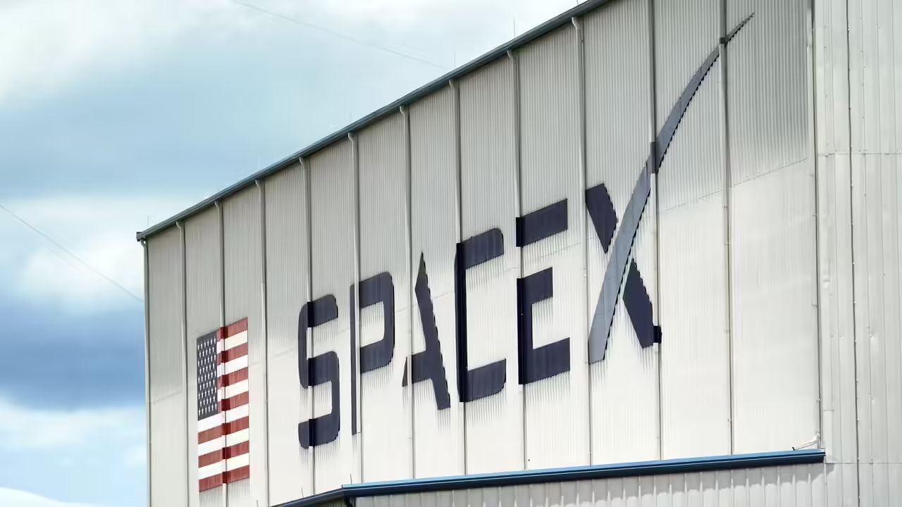 SpaceX eyes late-2026 IPO as valuation talk surges to $800 billion