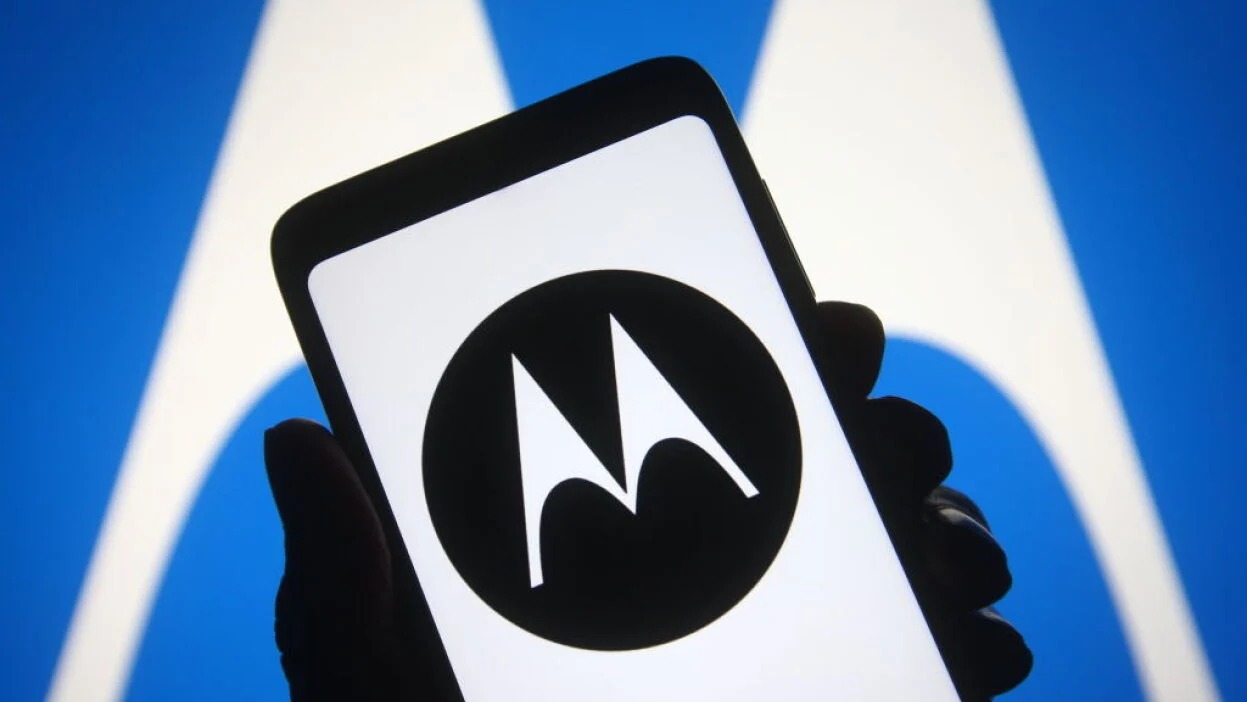 Razr Sharp Revival: Motorola Flips the Script in 2024