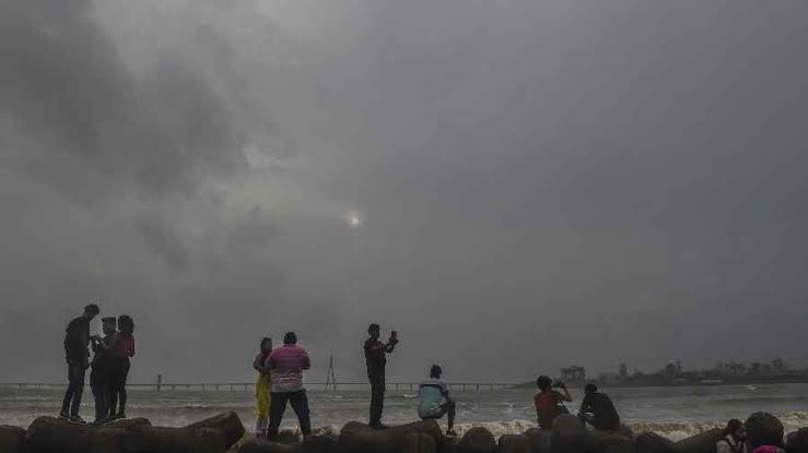 Weather Twist: IMD Forecasts Thunderstorms and Winds to Shake Up Mumbai