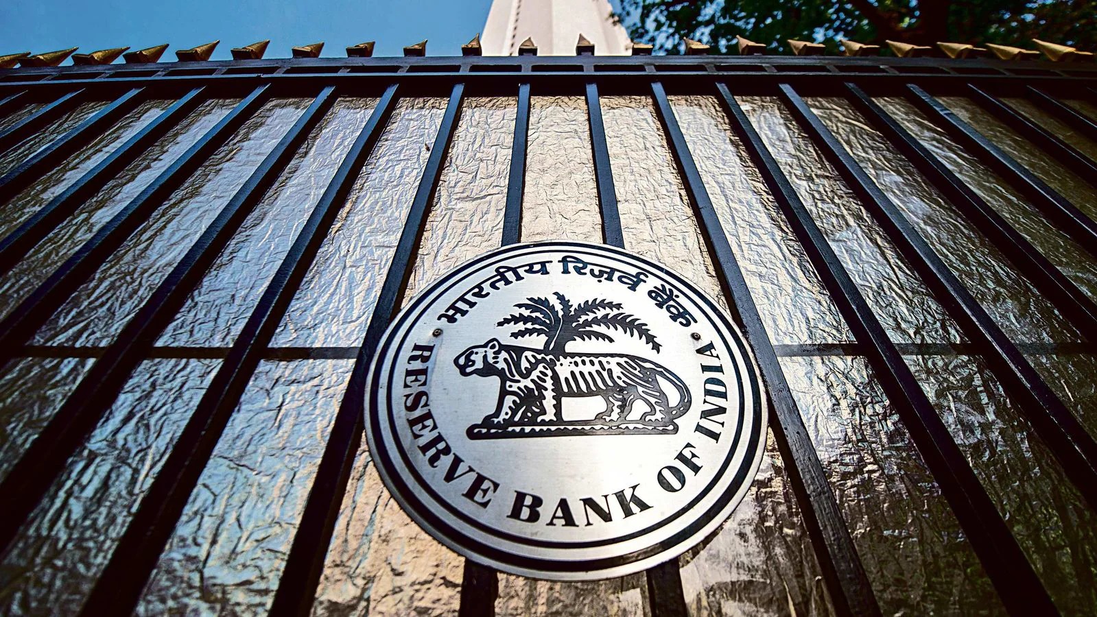 RBI Liquidity Watch: Banks Hold ₹7.38 Trillion but Still Tap Emergency Borrowings