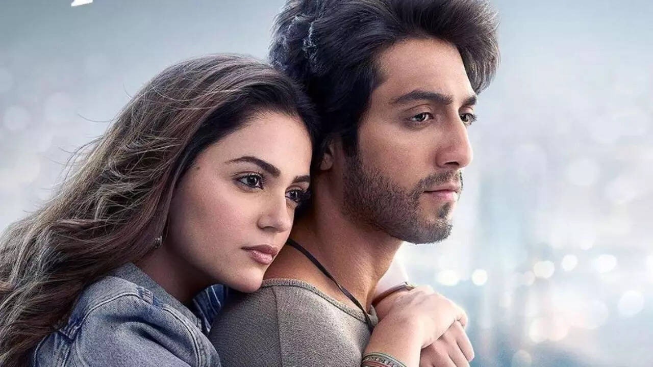 Saiyaara Sparks Theatre Frenzy as Fans Dance Shirtless to Title Track