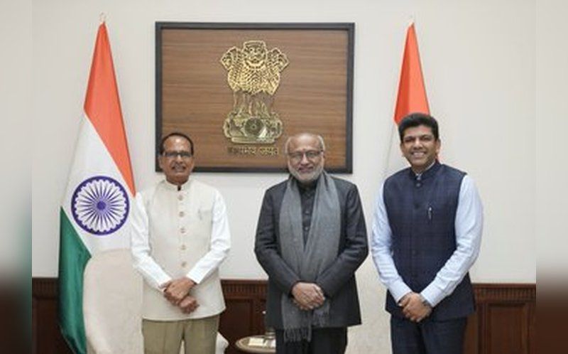 Vice President Radhakrishnan Briefed on Rural Job and Welfare Schemes by Shivraj Singh Chouhan
